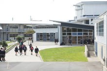 鲸鱼湾公立中学