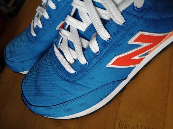 新买的运动鞋水洗晾干后鞋面上有水花是怎么回