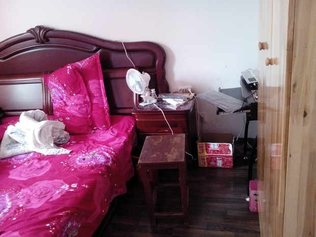 一张双人床一台电脑一个衣柜两个密码箱,怎么