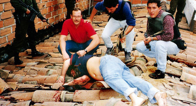 巴勃罗·埃斯科巴被击毙时的照片,他曾是哥伦比亚第一大毒枭,被