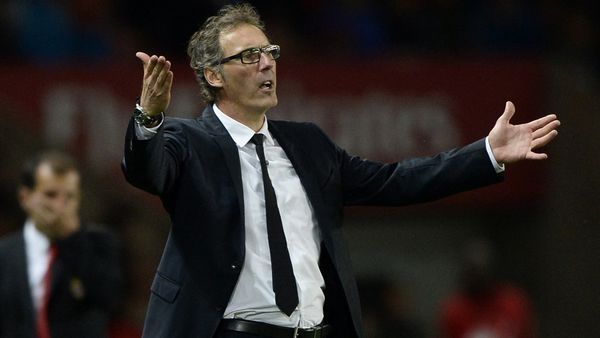 十万火急!请问这是哪个足球俱乐部的主教练?叫