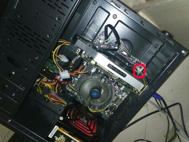 谷歌匿名用户在2017-03-26提交了关于不小心扣掉了电脑主板上一个貌似小电容的零件,会影响使用吗?的提问,欢迎大家涌跃发表自己的观点。 按独显的时候不小心碰掉了红圈圈的那三个小零件之中的一个,只不过没完全掉下来,又被我按回去了,会有影响吗