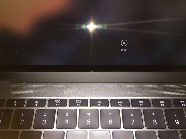 12寸MacBook屏幕下方没有标志 如图,买的是美