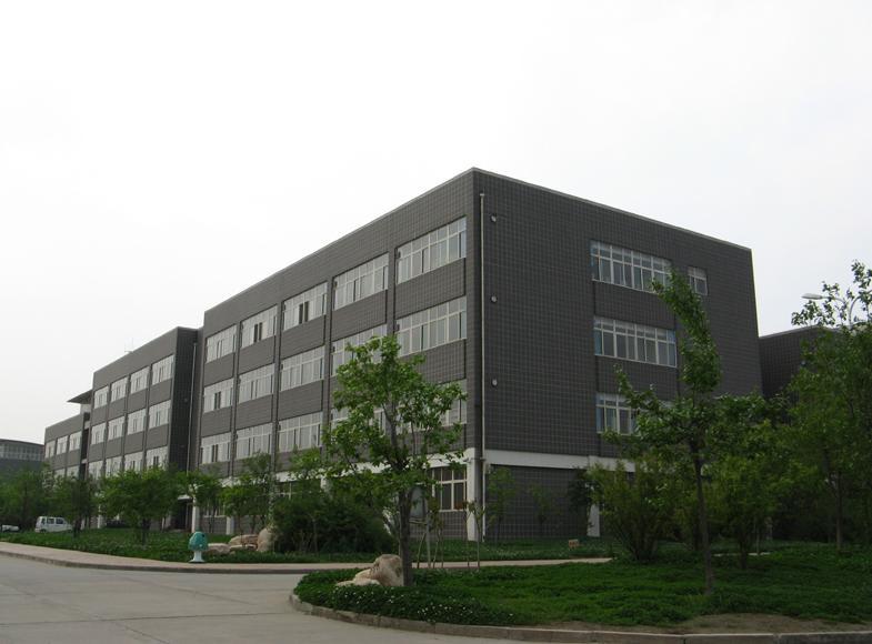 潜心养德 倾心修能 用心践行 潜心养德:潜心意为"用心专而深",养德意为"修养德性",《周易》讲"天行健,君子以自强不息;地势坤,君子以厚德载物。"人无德不立、业无德不兴、国无德不强。专而深地"学"以养德、"慎"以养德、"静"以养德、"俭"以养德、"行"以养德,成为有良好道德修养的人。这是邯郸学院人的努力方向。 倾心修能:倾心意为"尽心、竭尽诚心","修能"语出《离骚》"纷吾既有此内美兮,又重之以修能"一句,意为"学习与锻炼能力"。坚持不懈、竭尽诚心地学习与