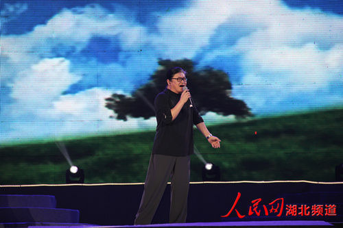 刘欢唱的《弯弯的月亮》是什么背景_360问答