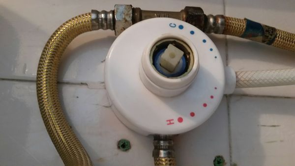 我要拆热水器的这个白色东西下来换花洒,现在