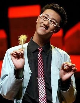 娘娘腔,意思是指男生性格,动作,行为,心理,表情女性化,娘炮一般用于