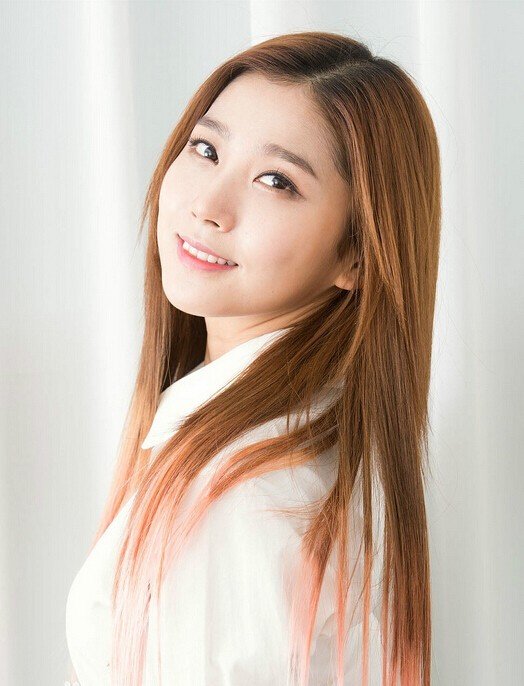 yoo young ),1995年1月23日出生于韩国京畿道水原市,韩国女歌手,演员