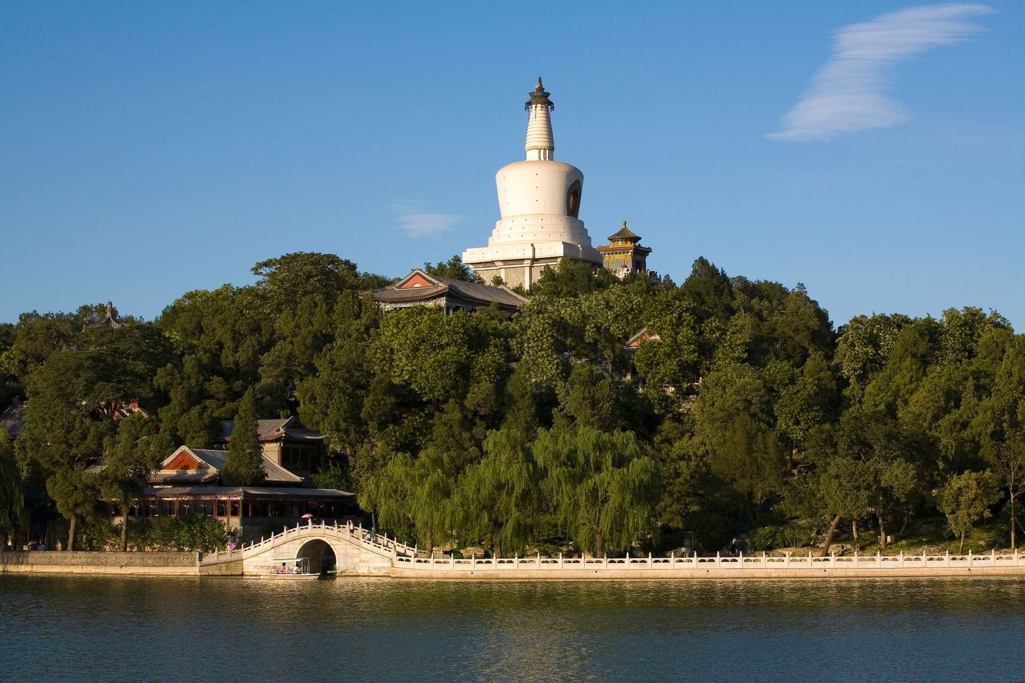 簡要介紹 北海公園是中國現存最古老,最完整,最具綜合性和代表性的