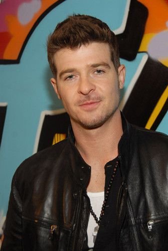 母亲是著名歌手/演员gloria loring,父亲则是著名电视演员alan thicke