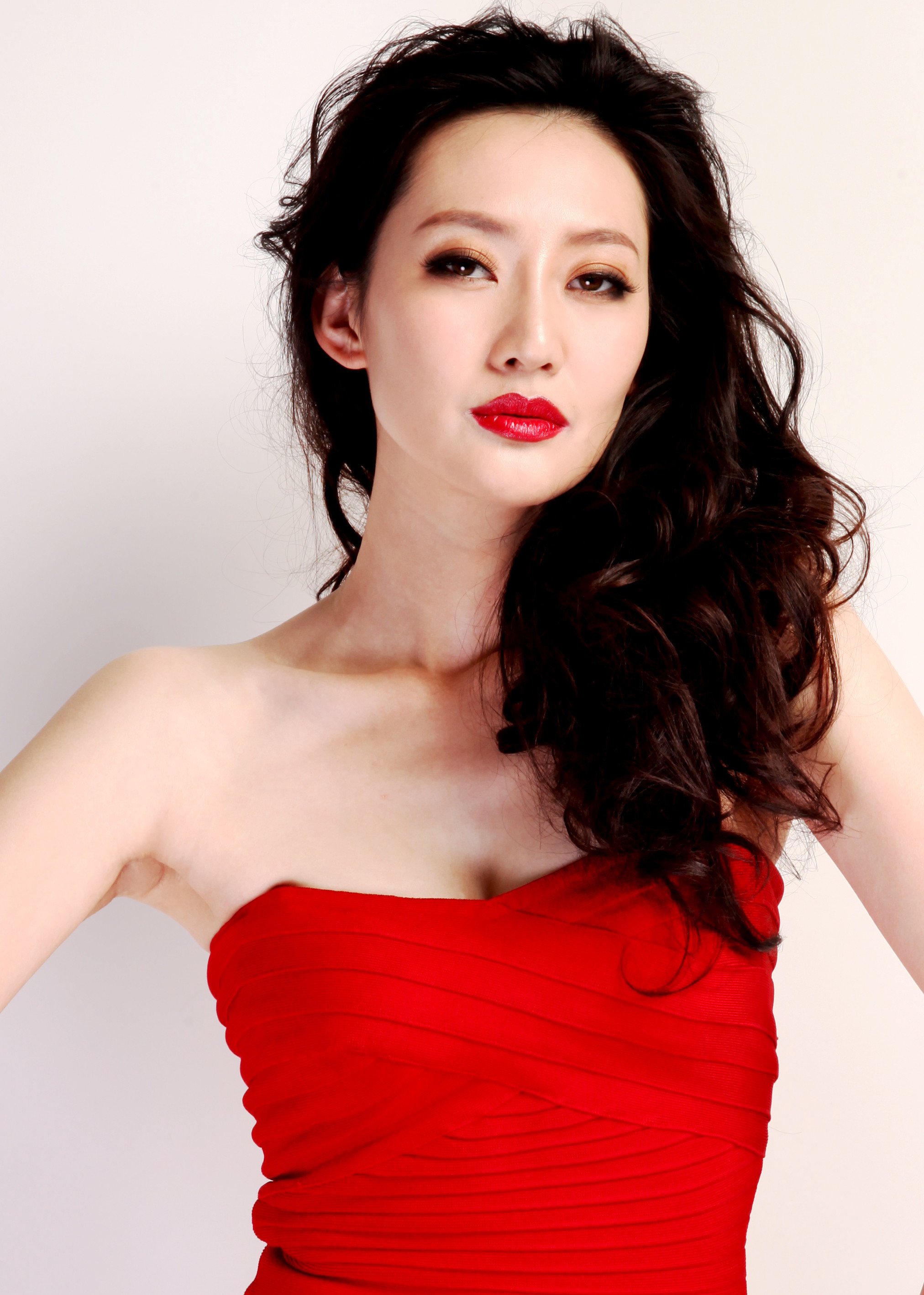 姜正阳,女,2月12日出生于新疆哈密,毕业于重庆大学,中国内地女演员