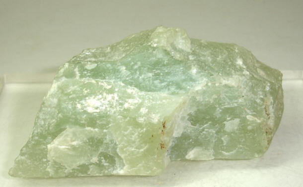 玉最佳,主要产于我们新疆和田而得名,历史悠久,质量最佳,矿物属透闪石