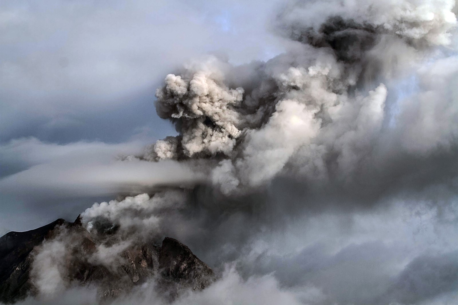 震撼图组!火山喷出浓灰直冲云霄